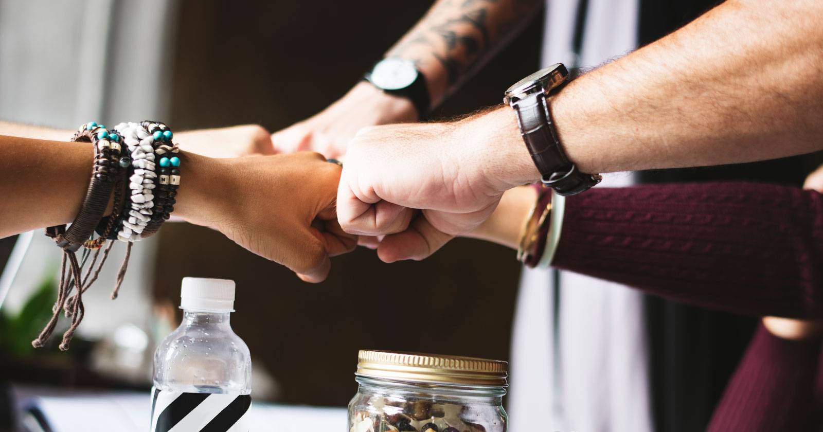 люди общаются в социальных сетях