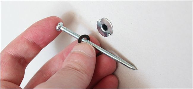 Фото: выкручивание монтажного винта из молли до полного демонтажа