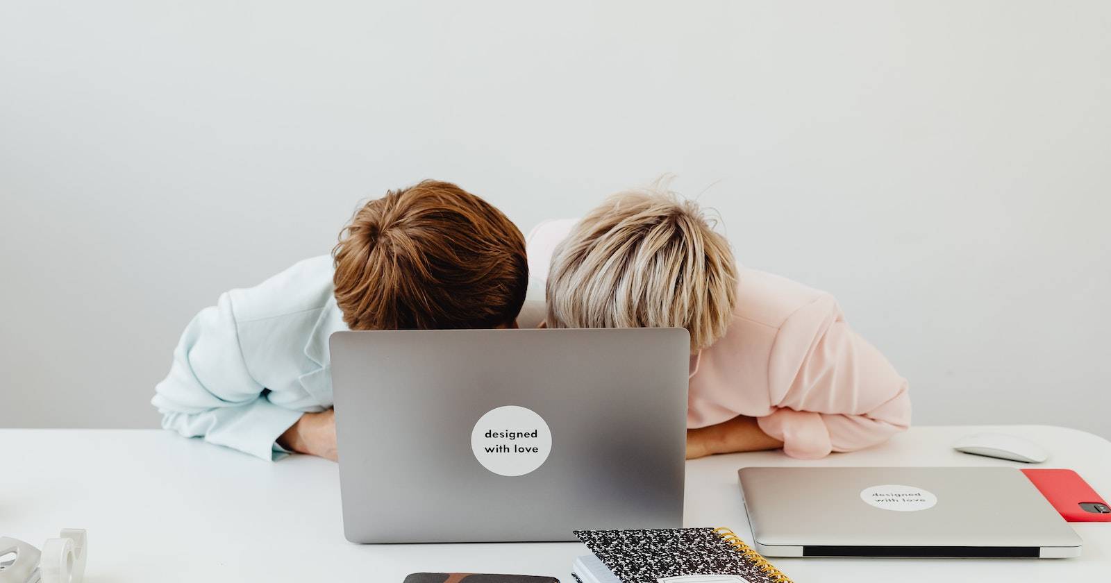 Два человека рассматривают историю команд в Linux