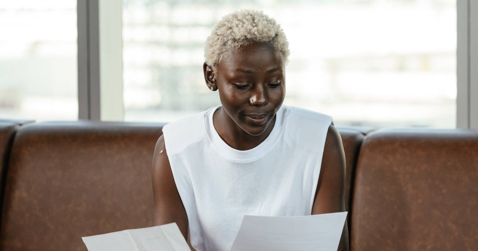 Женщина сравнивает два бумажных документа