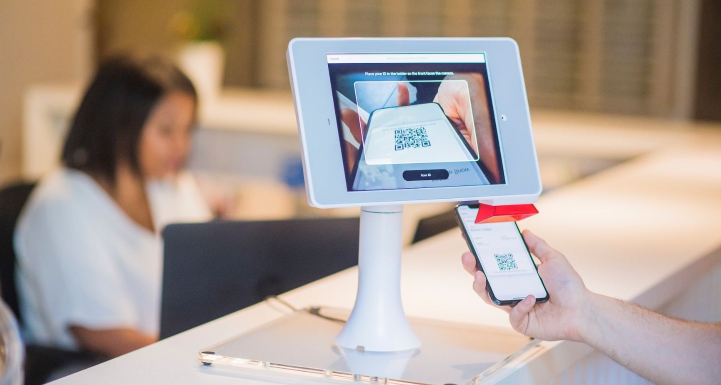 Человек сканирует QR‑код на смартфоне