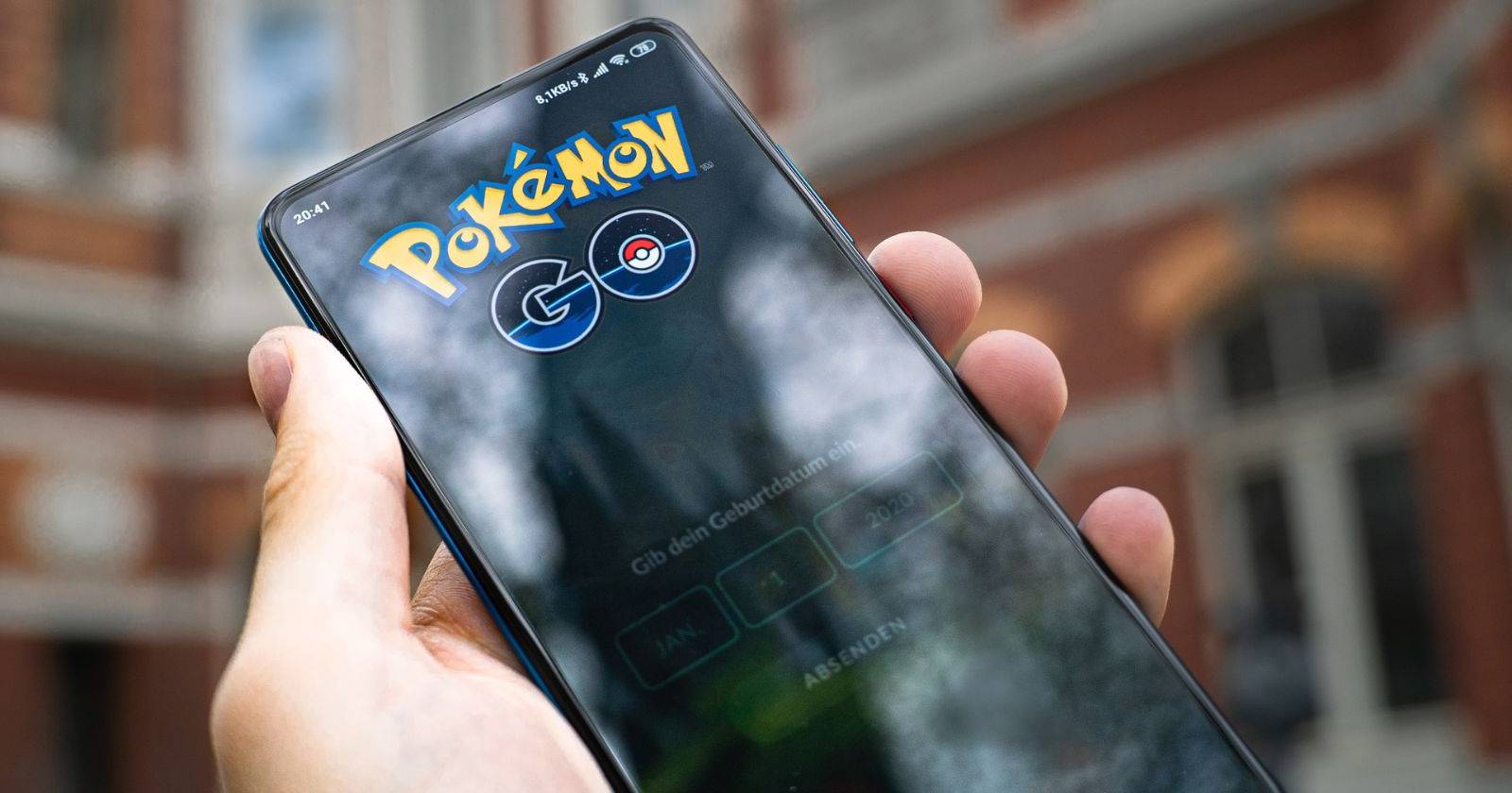 Человек играет в Pokémon GO на улице