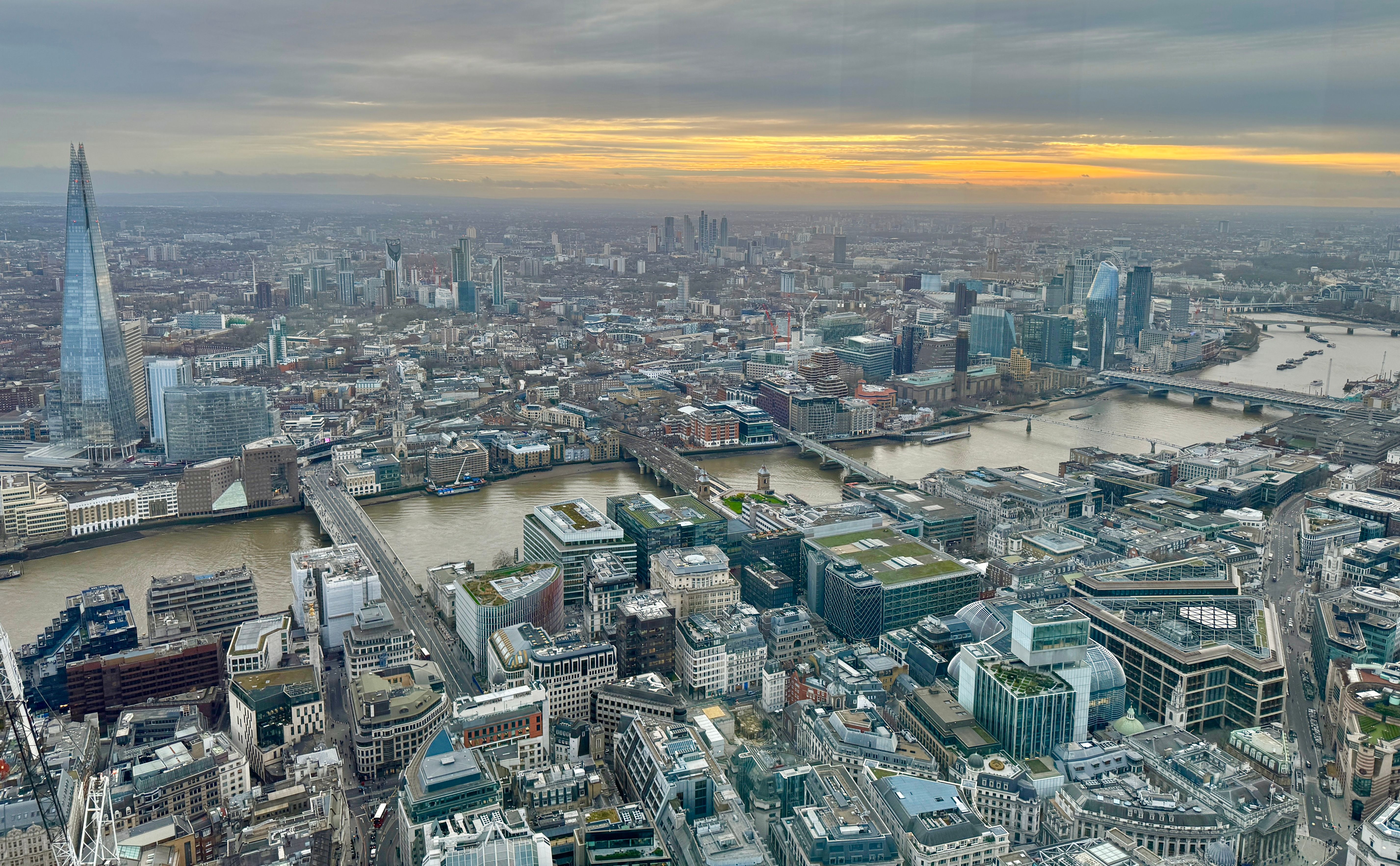 Широкоугольный вид на город с обзорной площадки