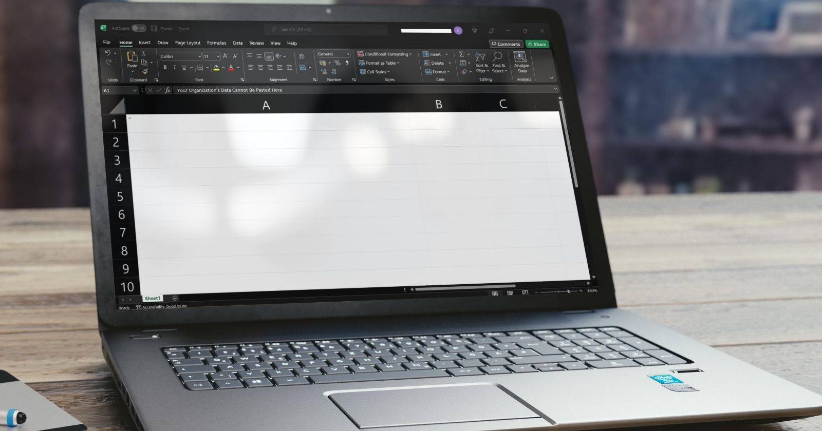 테이블 위에 놓인 노트북과 Excel이 열린 화면