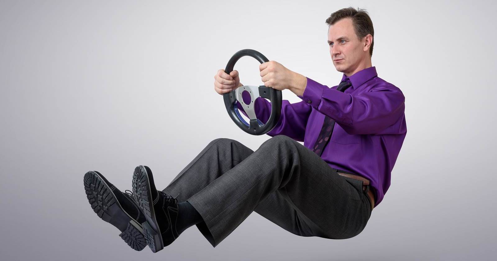 Смартфон с Google Now и Google Maps, показывающими время в пути и уведомления