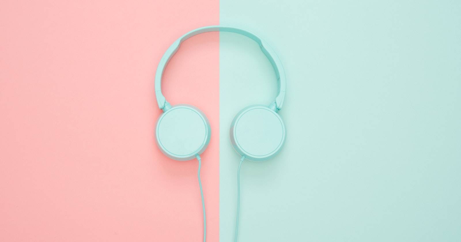 Наушники и гаджеты на белом фоне