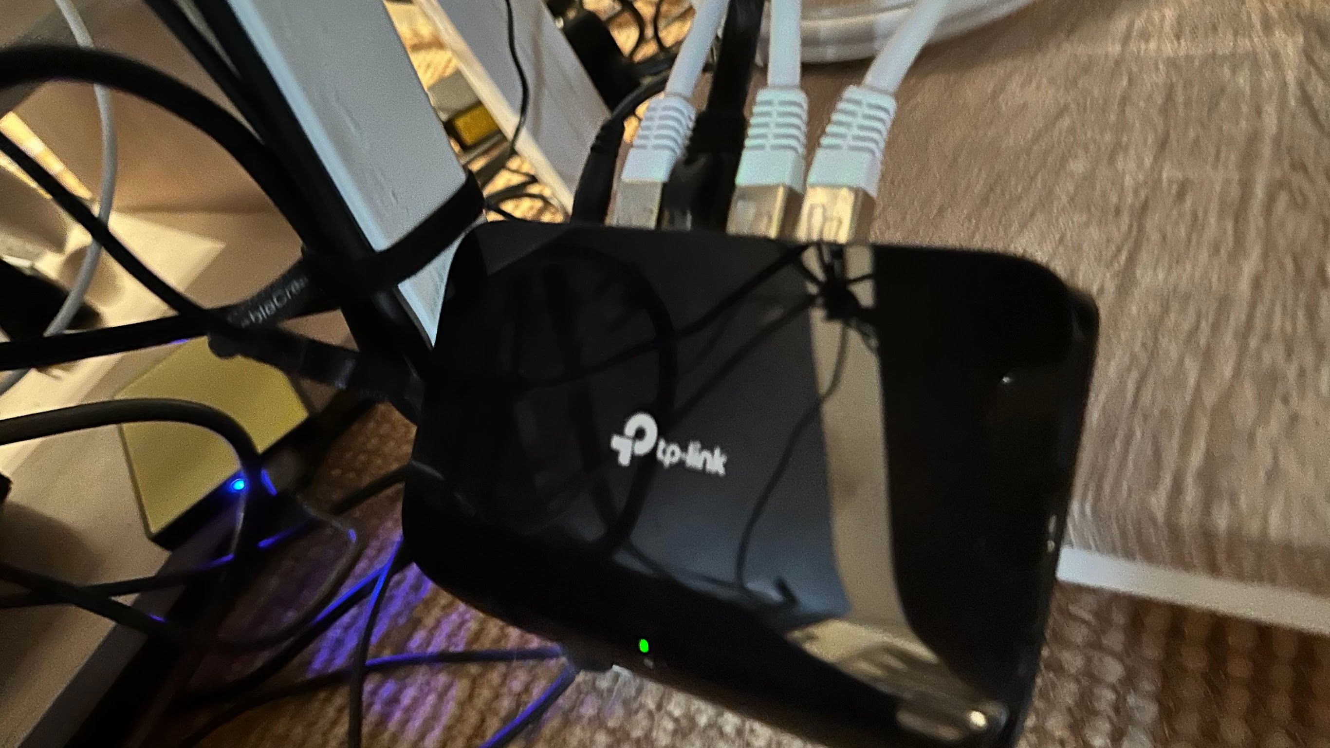 Сетевой коммутатор с четырьмя подключёнными Ethernet-кабелями.