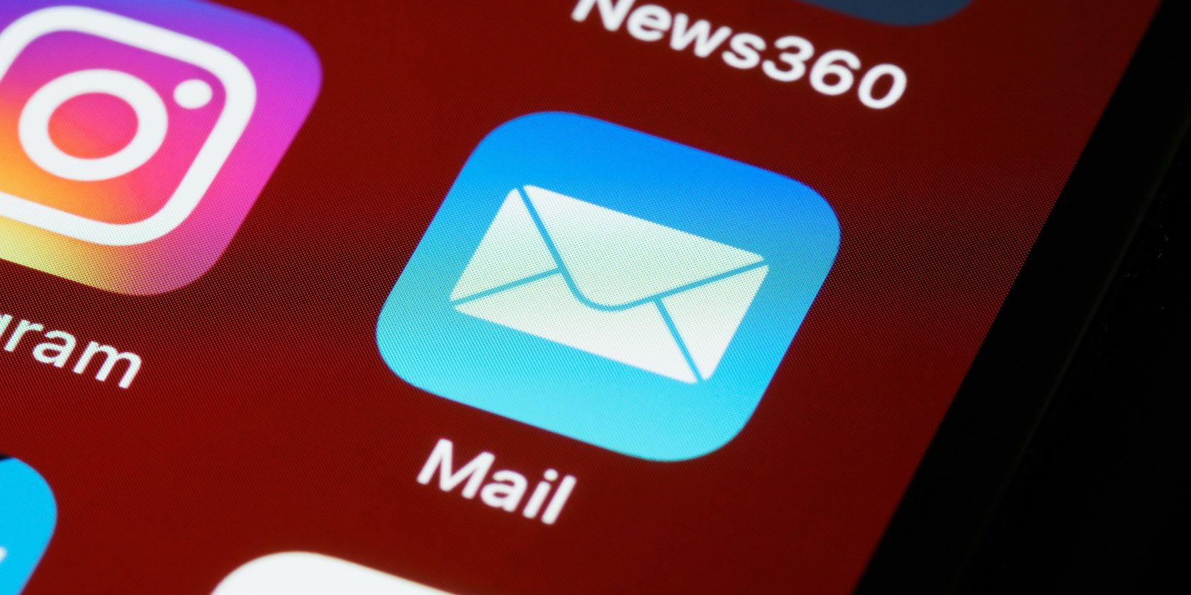 Крупный план иконки почты на экране смартфона