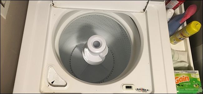 Стиральная машина с открытым люком и видимой барабанной поверхностью