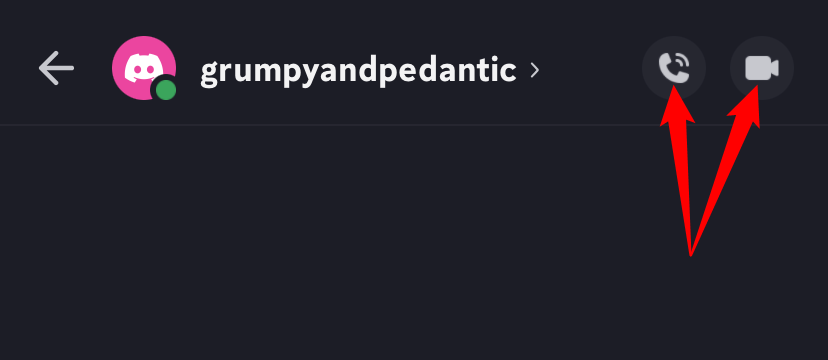 Нажмите кнопку видеовызова или голосового вызова в личном сообщении.