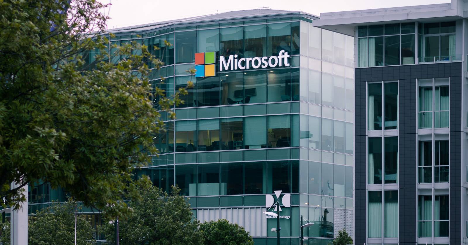 Логотип Microsoft Office на стеклянном фасаде здания