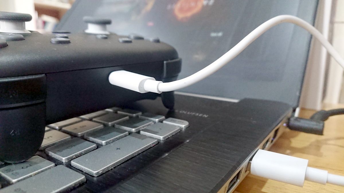 Подключите кабель к компьютеру и контроллер