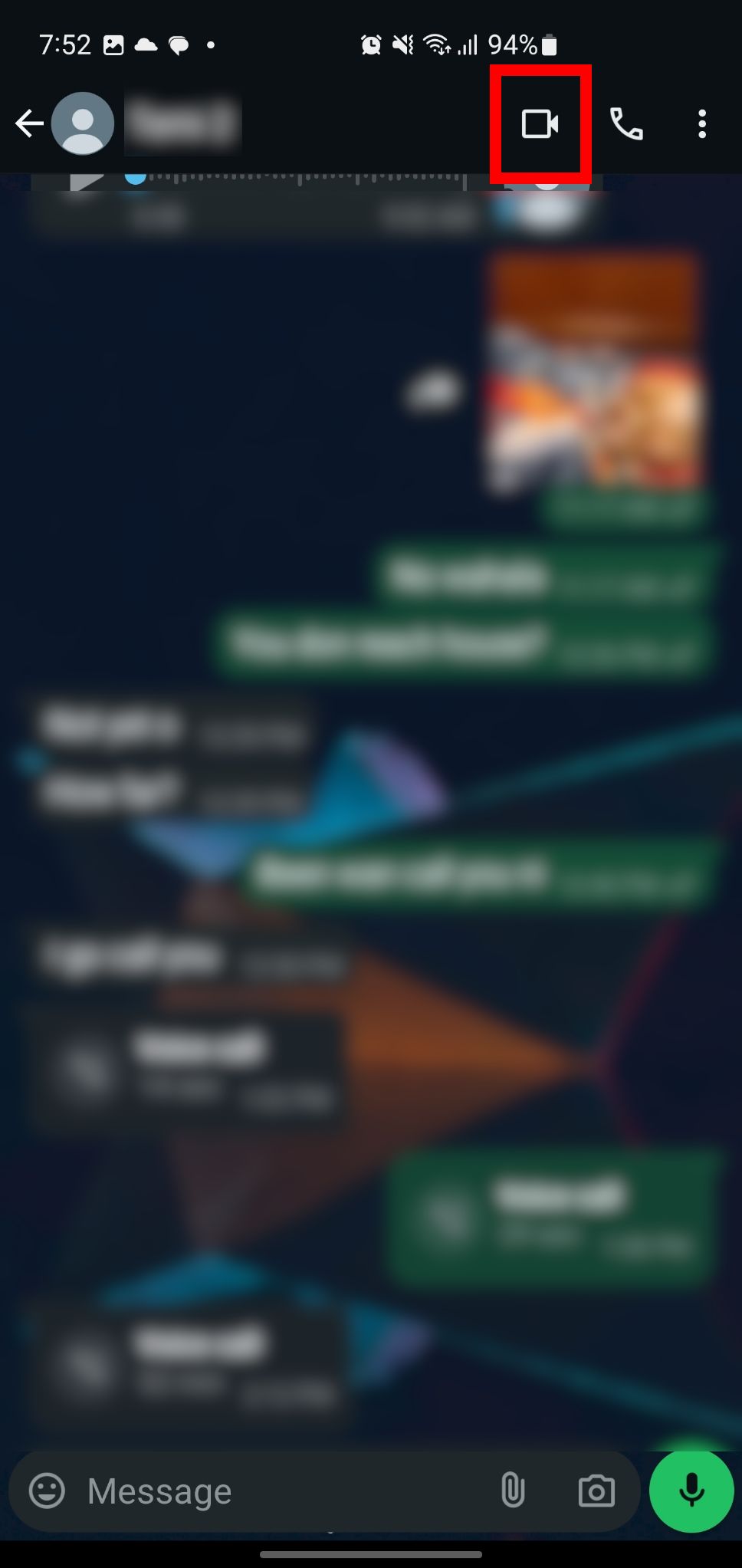 Значок видеовызова в личном сообщении WhatsApp.