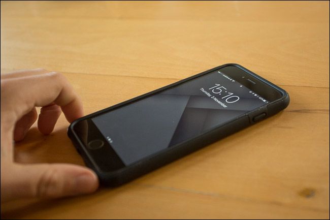 Поворот iPhone лицом вверх из кармана