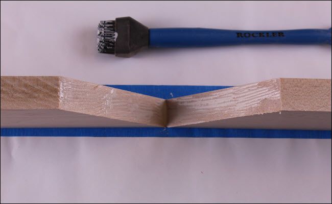 Два куска досок склеены и зажаты лентой