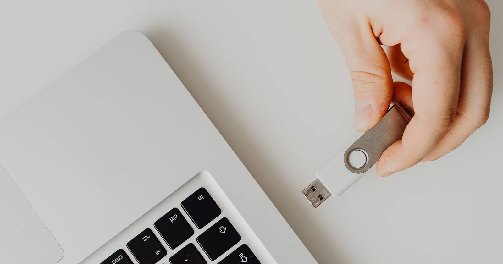 USB-накопитель рядом с компьютером для восстановления пароля