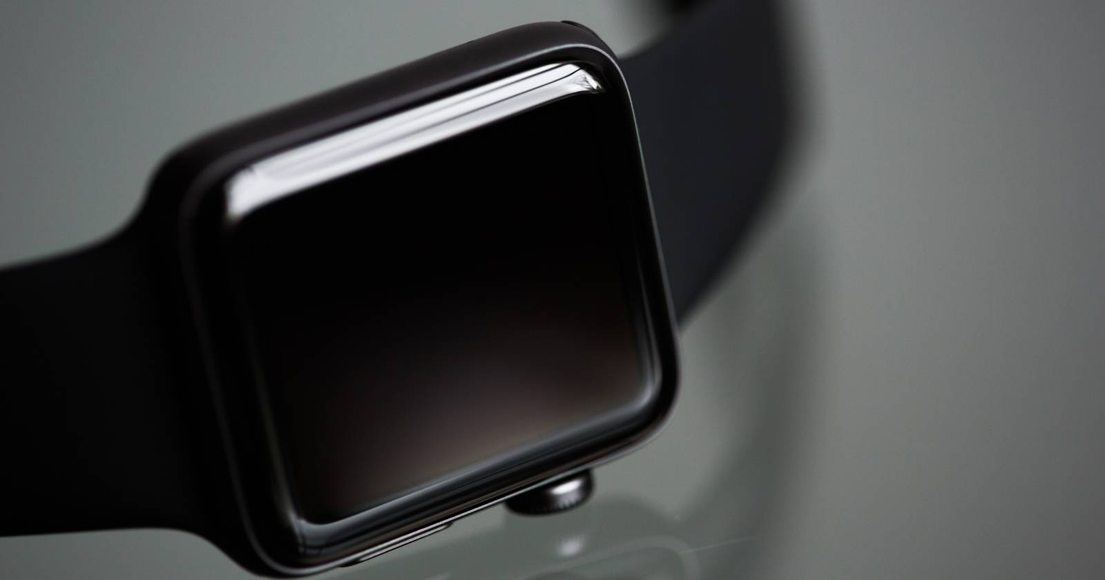Потерянные Apple Watch на диване