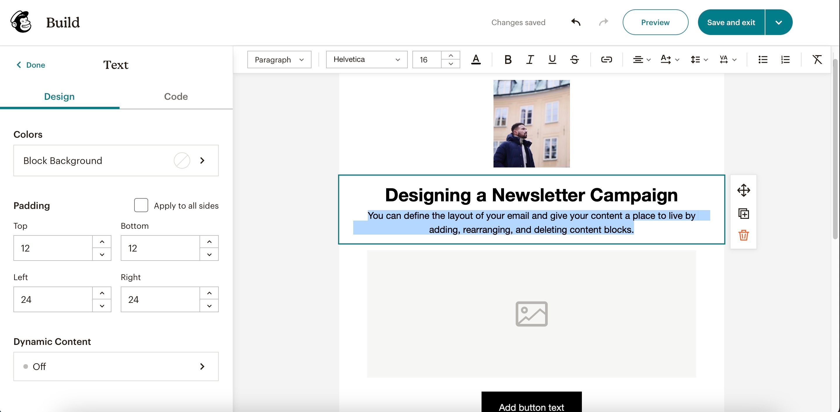 Показано добавление текста и изображений в рассылке Mailchimp