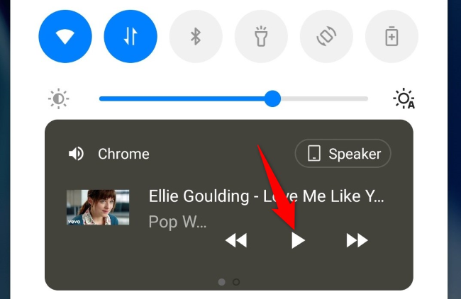 Нажмите значок «Воспроизвести» в панели уведомлений Android