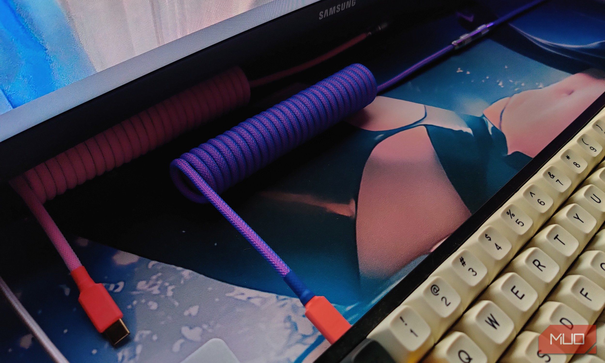 Две самодельные USB‑кабели рядом с кастомной механической клавиатурой.