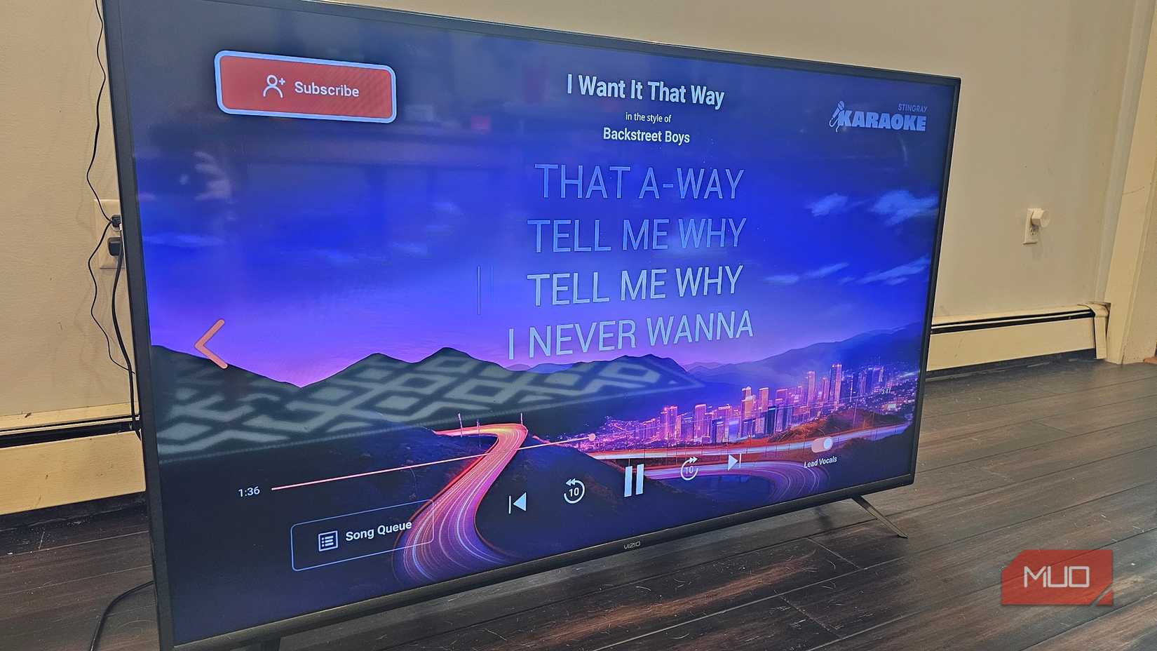 пользователь поёт «I Want It That Way» через приложение караоке Stingray