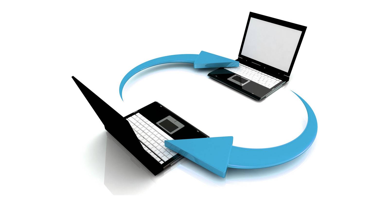 Новый компьютер на рабочем столе, вид спереди