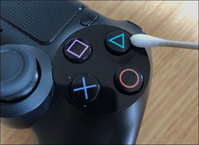 Чистка липких кнопок DualShock 4 изопропиловым спиртом