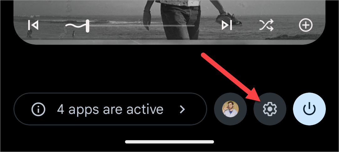 Смахните вниз дважды и нажмите на значок шестерёнки в панели быстрых настроек.