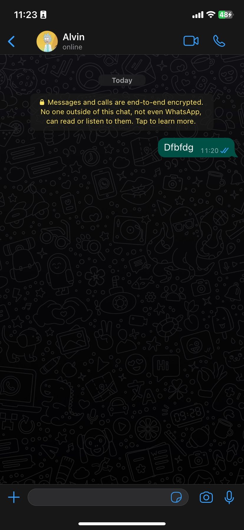 Открытый чат в WhatsApp на экране телефона