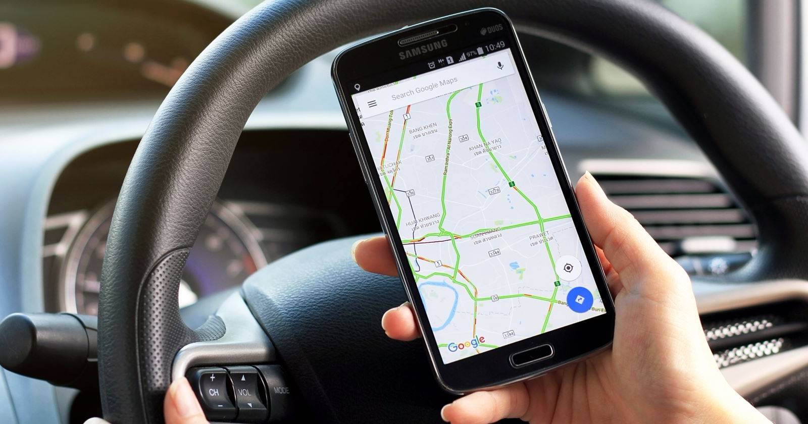 Смартфон с открытым GPS-картографическим приложением
