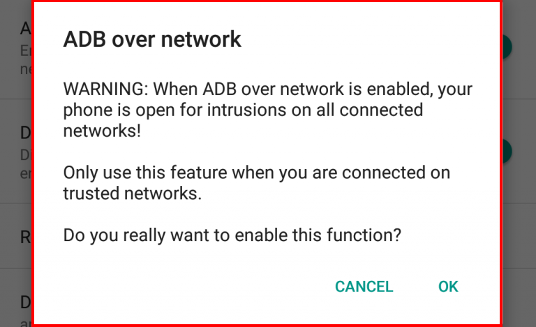 Значок безопасности, щит на фоне смартфона