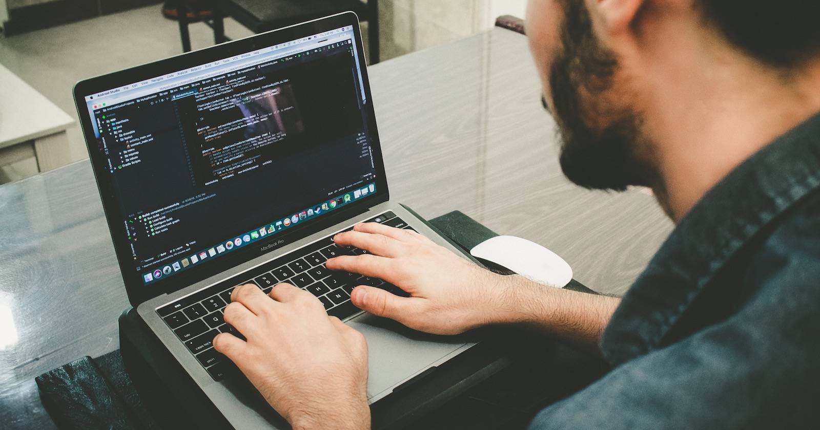 Человек использует MacBook для backend‑разработки