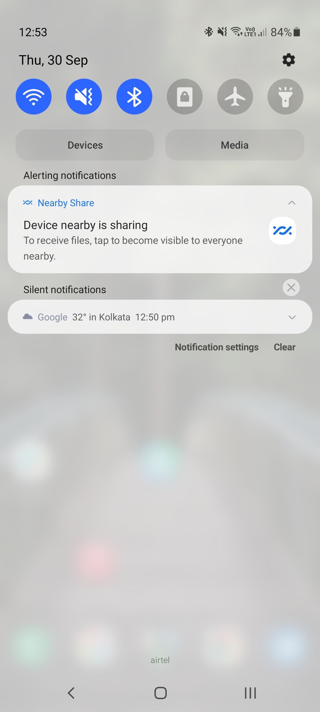 Уведомление о входящем файле Nearby Share на Android