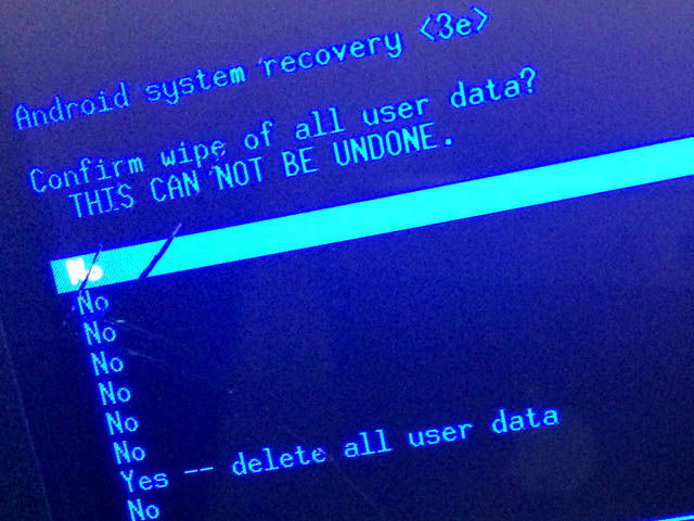 Подтверждение: Yes — удалить все данные