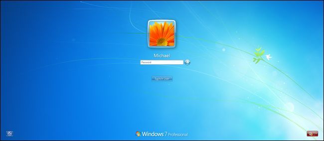 Экран входа Windows с указателем на Центр специальных возможностей
