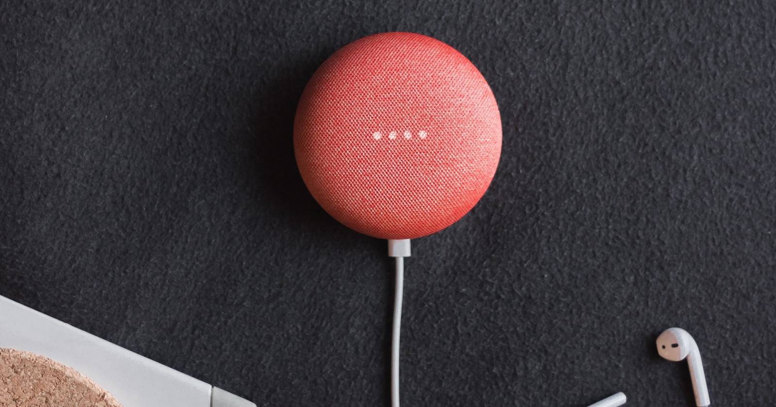 коралловый Google Nest Mini на столе