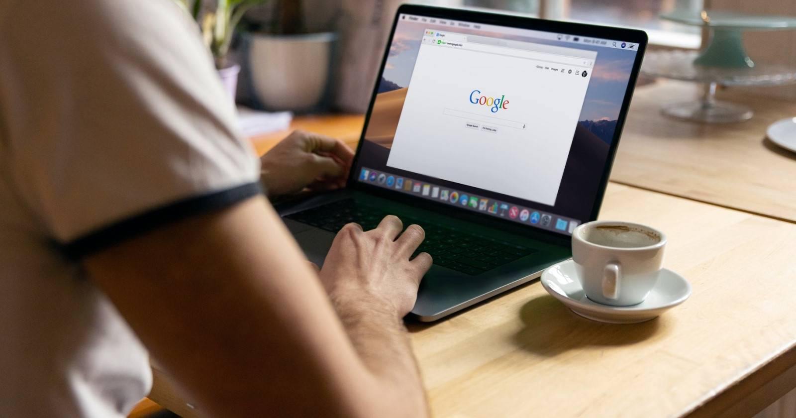 Человек, использующий сервисы Google на ноутбуке