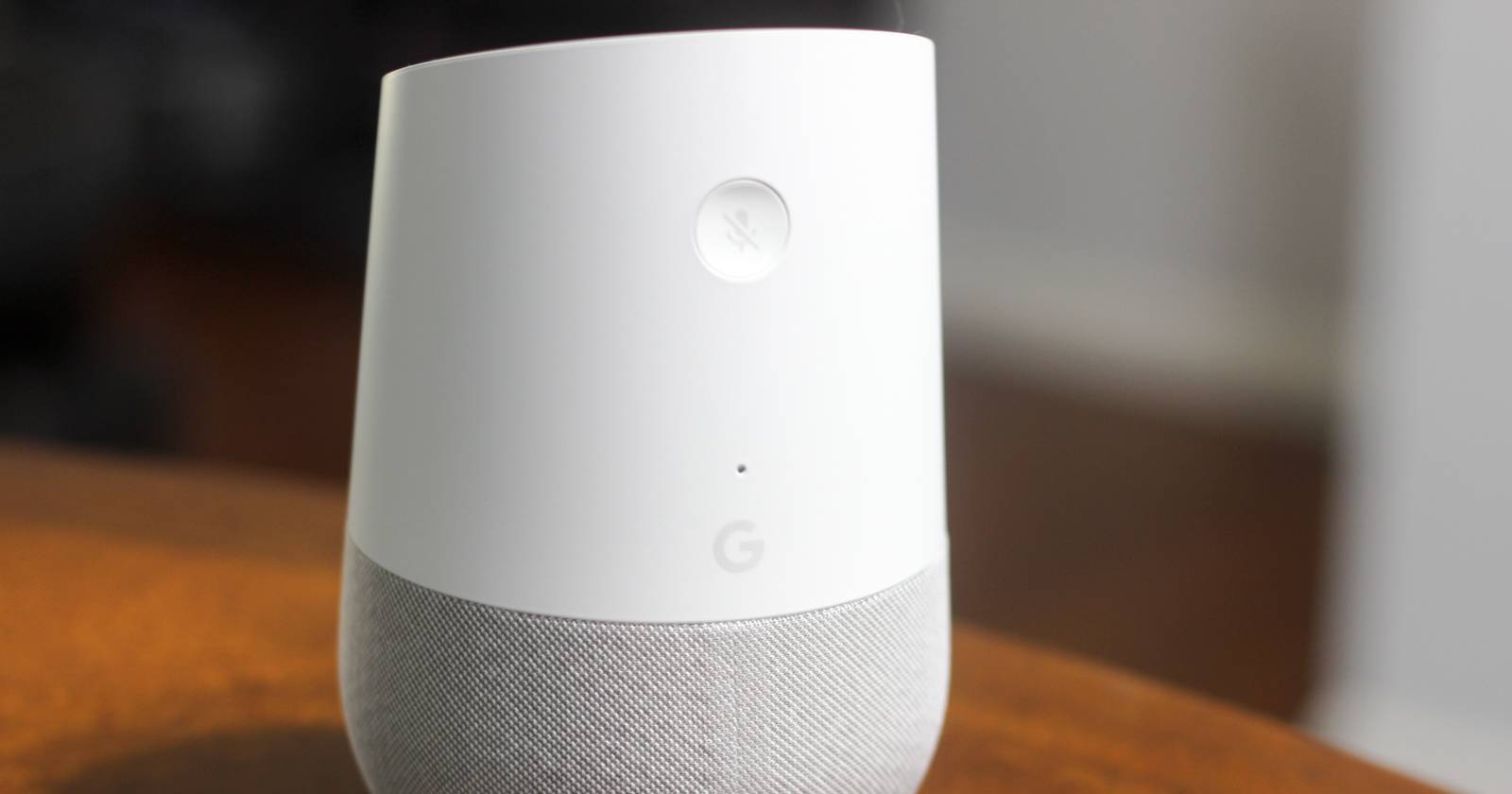 Коллаж с устройствами Amazon Echo и Google Home, иллюстрирующий функцию перевода голосовыми помощниками