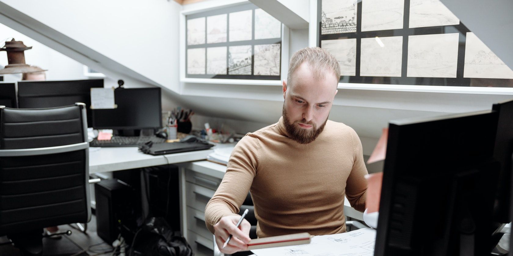 Мужчина сосредоточен на работе в офисе