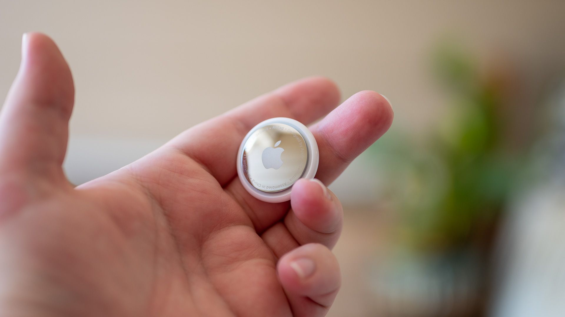 Как поделиться Apple AirTag через Локатор