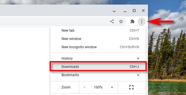 В Chrome на Chromebook нажмите меню с тремя точками и выберите «Загрузки»