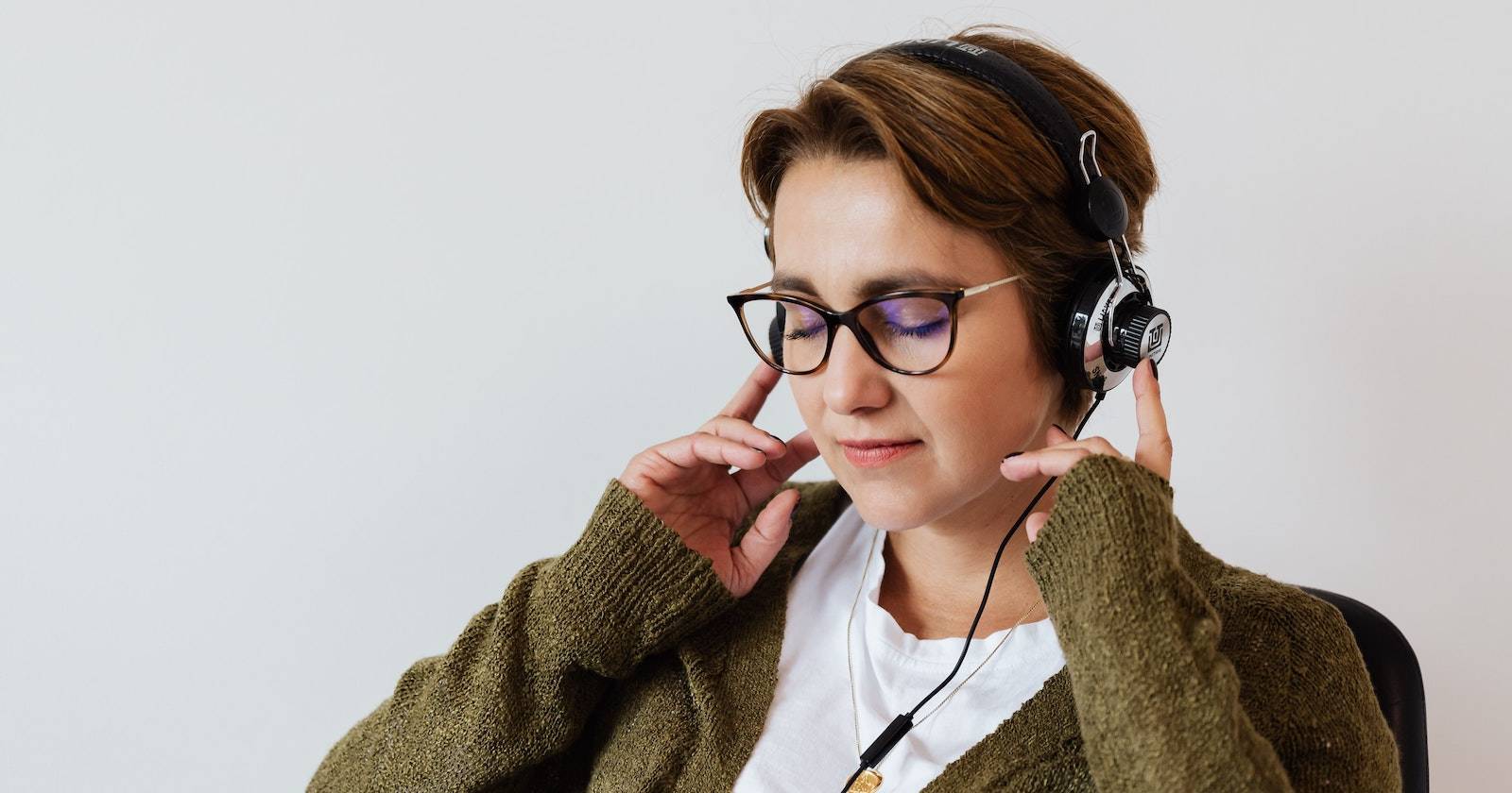 Человек слушает музыку на смартфоне