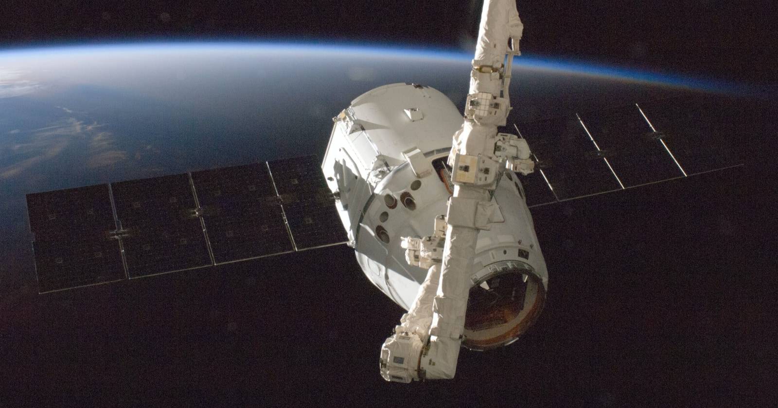 Спутник на орбите Земли