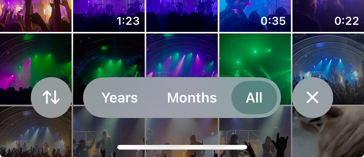 Вид библиотеки в приложении Фото iOS 18: года, месяцы, все фотографии.