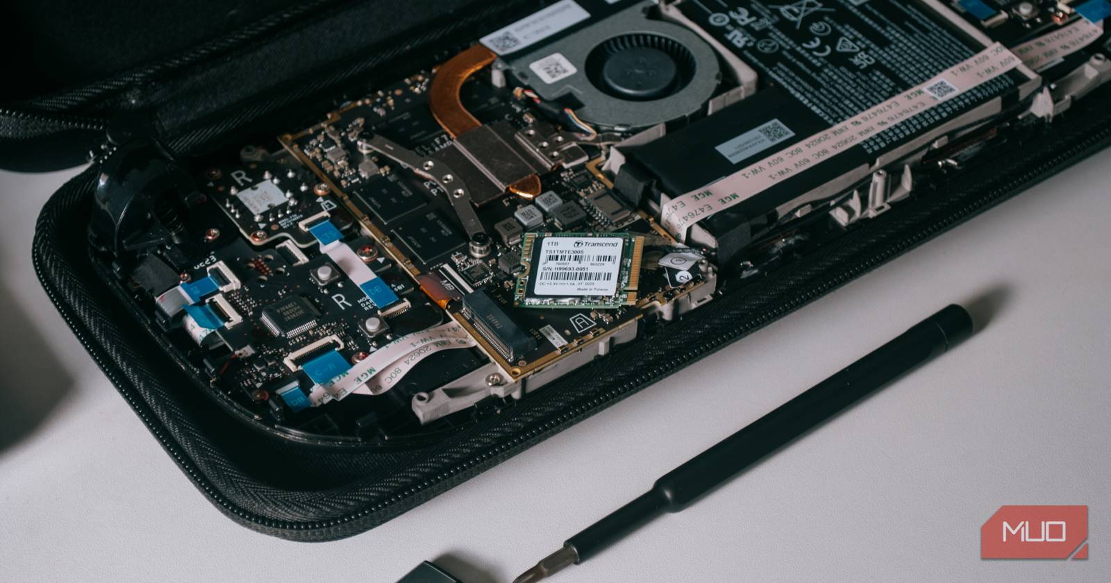 SSD Steam Deck, лежащий на плате