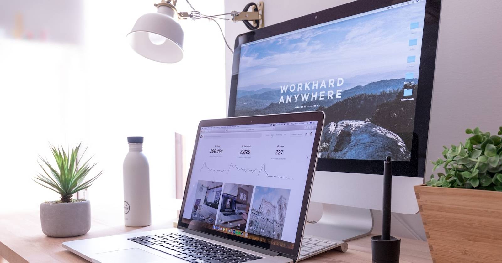 MacBook с открытым сайтом и видимыми хлебными крошками