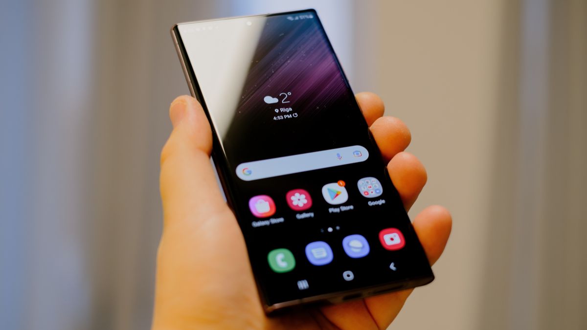 Samsung Galaxy S22 — общий вид устройства.