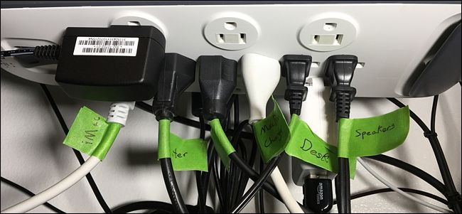 Под столом аккуратно уложены и спрятаны кабели