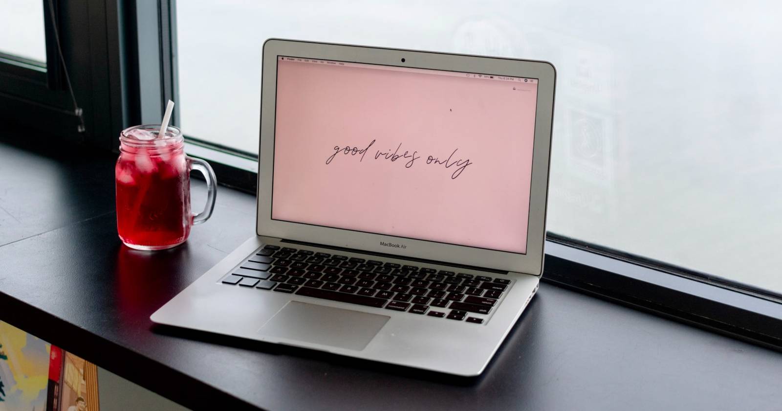 Ноутбук на столе с открытым сайтом блога