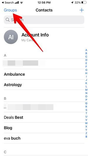 Экран групп контактов в приложении Контакты на iPhone